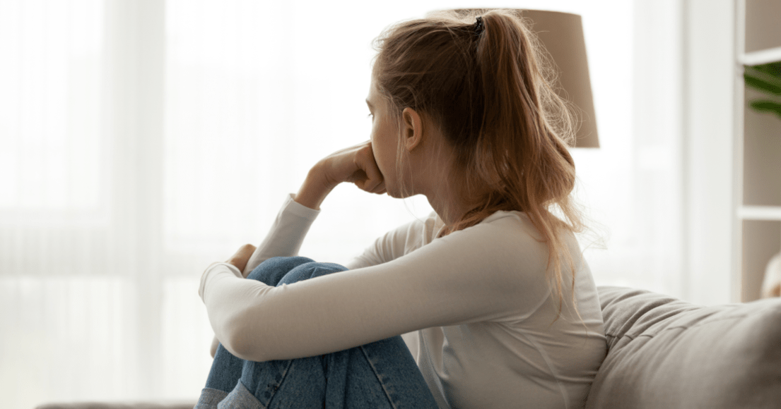 Teenager, som sidder og kigger væk