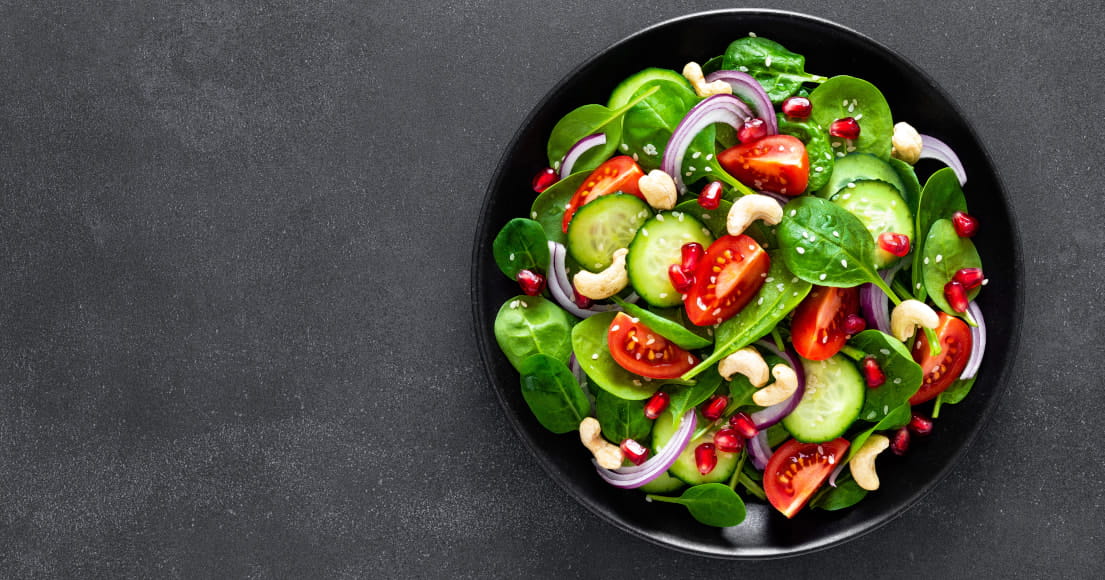 En grøn salat i en skål på et bord